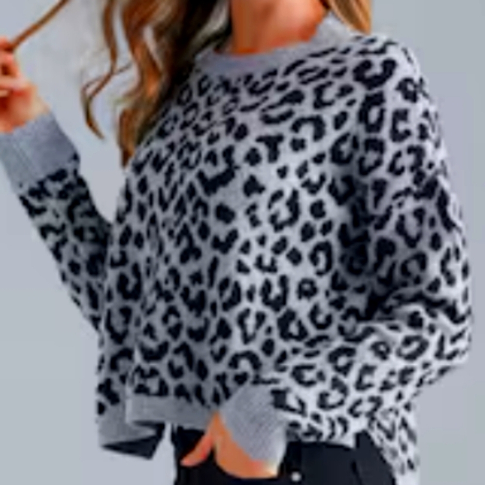 One Park Ave S Leopard Print Sweater Gray Black V Neck Knit Animal Print Top